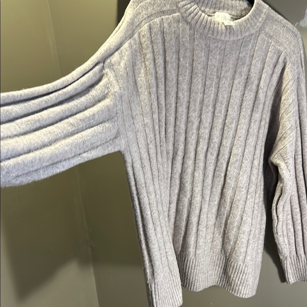 H&M Gray Crew Neck Sweater with Ribbed Texture - Picture 3 of 6